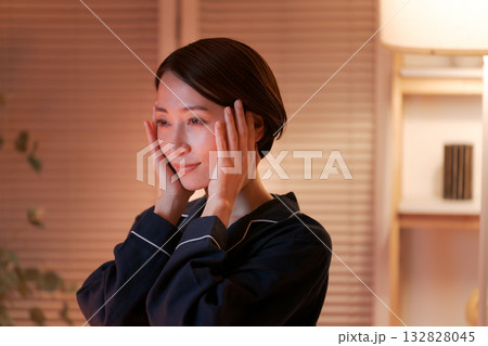夜、肌の保湿をする女性 132828045