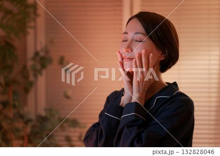 夜、肌の保湿をする女性 夜、肌の保湿をする女性 132828046