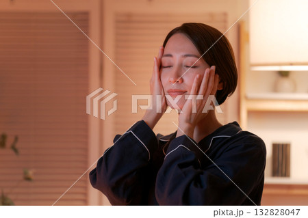 夜、肌の保湿をする女性 132828047