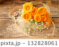 リボンに包まれた黄色の薔薇とカスミソウ 132828061