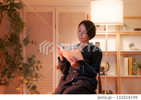 夜、部屋で読書する女性 132828299