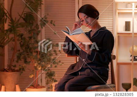 夜、部屋で読書する女性 132828305