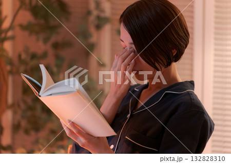 夜、部屋で読書する女性 132828310