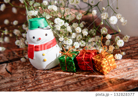 クリスマスイメージ スノウマンとカスミソウ クリスマスイメージ スノウマンとカスミソウ 132828377