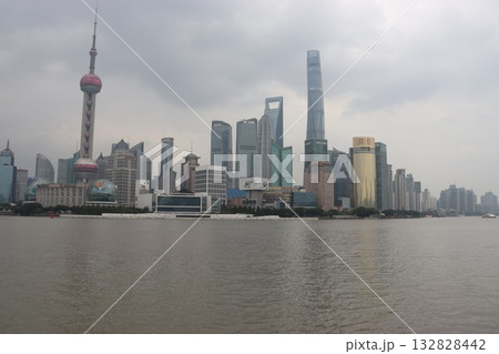 上海市観光名所、外灘（ワイタン）の風景 132828442