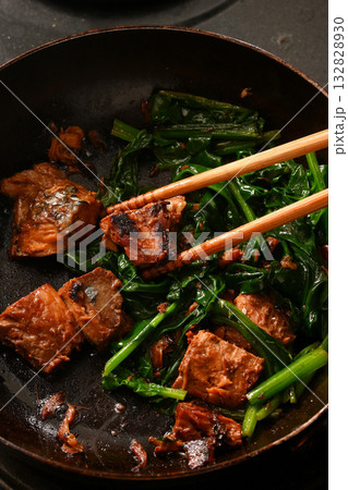フライパンで作る鯖とほうれん草の炒めもの 132828930