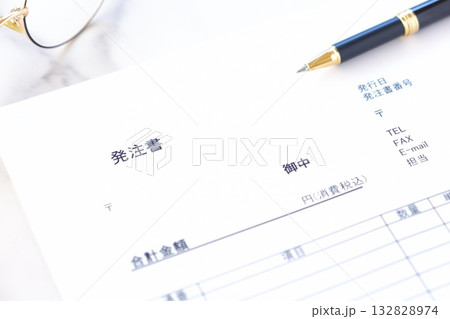 発注書 - 商品やサービスを購入する際に、購入者が販売者に対して発行する発注書（注文書） 132828974