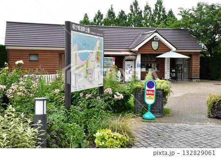 大津市　柳が埼湖畔公園案内板と英国式庭園入口と散策路 132829061