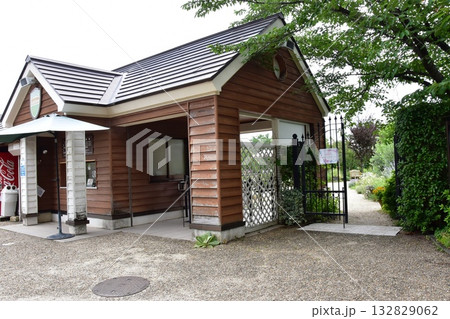 大津市　柳が埼湖畔公園案内板と英国式庭園入口と散策路 132829062