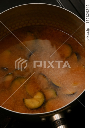 鍋に入ったナスの味噌汁　 132829242