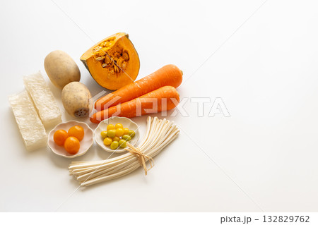 冬至の七種 冬至の食べ物 白背景 冬至の七種 冬至の食べ物 白背景 132829762