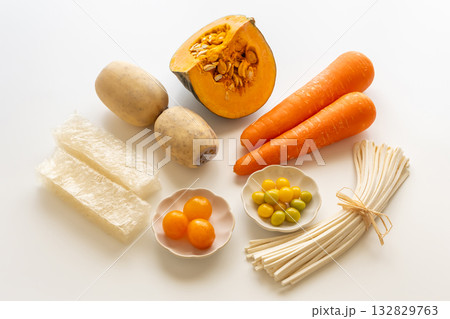 冬至の七種　冬至の食べ物　白背景 132829763