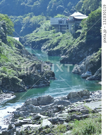 大歩危渓谷の吉野川上流の景色 132830119