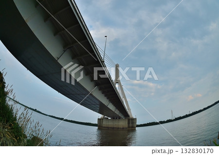 石狩川に掛る大きな斜張橋です 132830170