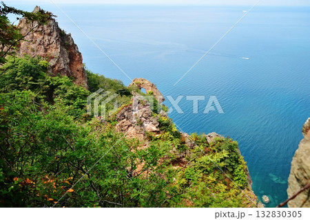 積丹半島からの青い海に大きな船が浮かんでいます 132830305