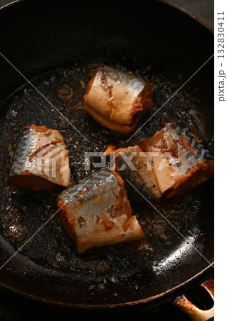 フライパンで炒める鯖の味噌煮 132830411