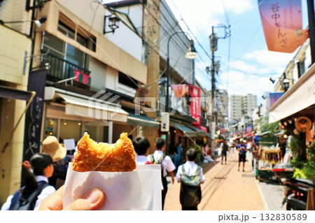 東京　谷中銀座商店街　コロッケ食べ歩き 132830589