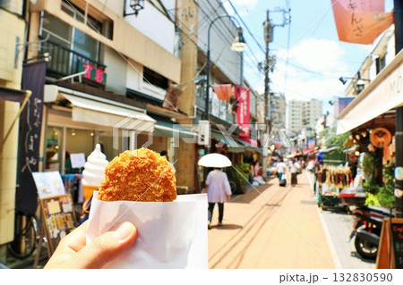 東京　谷中銀座商店街　コロッケ食べ歩き 132830590
