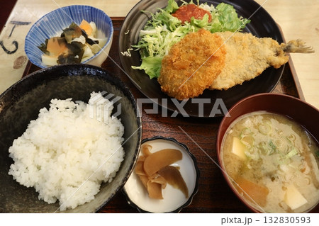 コロッケとアジフライ定食 132830593