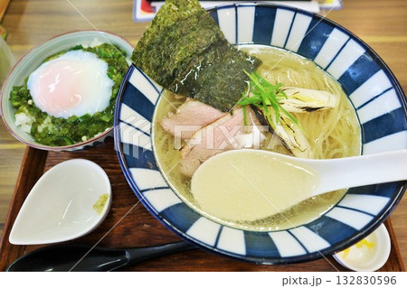 鴨ネギ塩ラーメンとめかぶ温玉丼 132830596