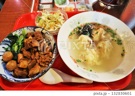 ルーローハンとワンタンスープセット ルーローハンとワンタンスープセット 132830601