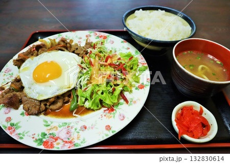 生姜焼き目玉定食 132830614