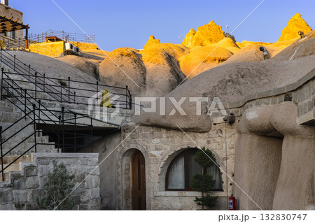 朝日で色ずくカッパドキアの洞窟ホテル 朝日で色ずくカッパドキアの洞窟ホテル 132830747
