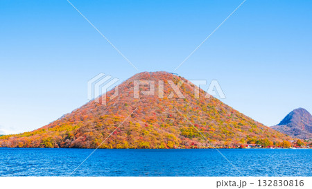 榛名山・榛名湖・榛名富士（秋） 132830816