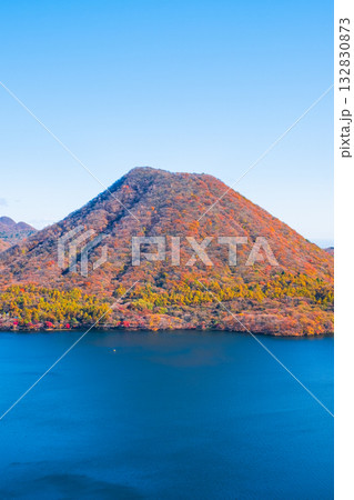 榛名山（秋）：掃部ヶ岳・硯岩から望む榛名富士 132830873