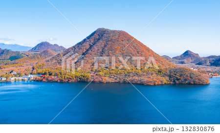 榛名山（秋）：掃部ヶ岳・硯岩から望む榛名富士 132830876