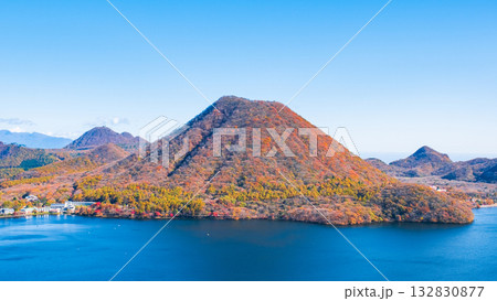 榛名山（秋）：掃部ヶ岳・硯岩から望む榛名富士 132830877