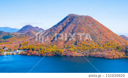 榛名山（秋）：掃部ヶ岳・硯岩から望む榛名富士 132830920