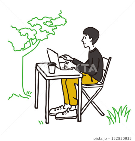 リモートワークをする男性 132830933