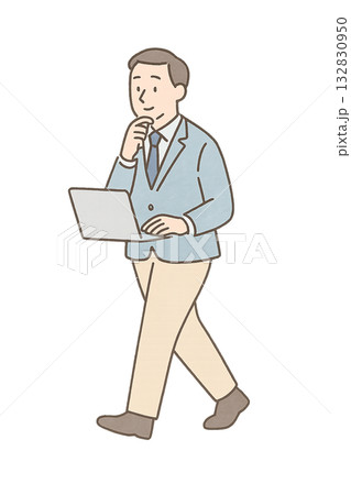歩きながらノートパソコンを操作する男性のイラスト、 外出先で仕事をするビジネスマンのイメージ、 水彩 132830950