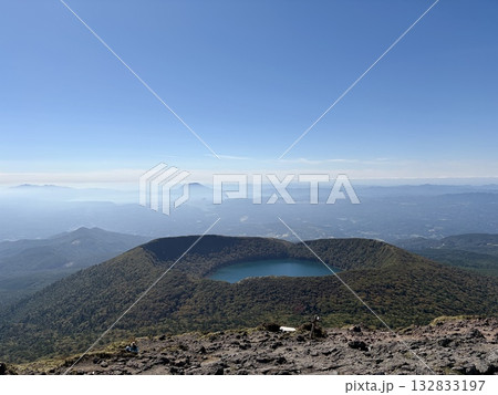 快晴の空と韓国岳山頂から望む大浪池と桜島 132833197