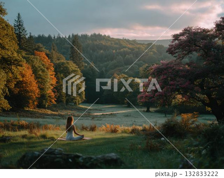 大自然の中でヨガをする人 132833222