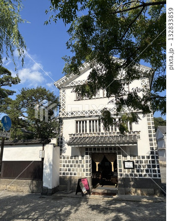 青空に映える倉敷美観地区の歴史ある建物 132833859