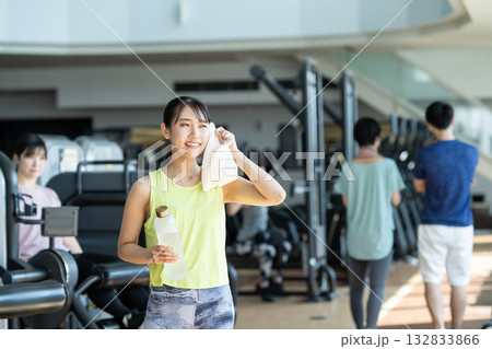 ジムでトレーニングする若い女性　撮影協力：スポーツクラブ&サウナスパ ルネサンス 幕張24 132833866