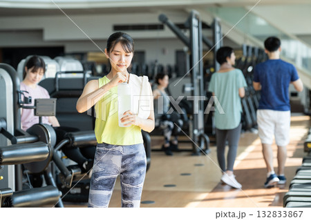 ジムでトレーニングする若い女性 撮影協力:スポーツクラブ&サウナスパ ルネサンス 幕張24 ジムでトレーニングする若い女性 撮影協力:スポーツクラブ&サウナスパ ルネサンス 幕張24 132833867