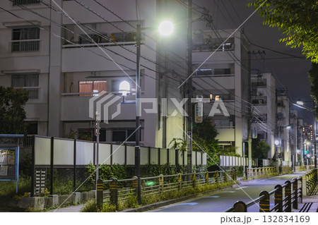 北区　王子　夜の団地風景　街灯に照らされた住宅街 132834169