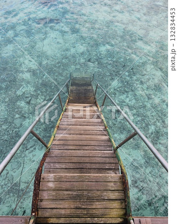 透明な海へ続く木の階段 透明な海へ続く木の階段 132834453