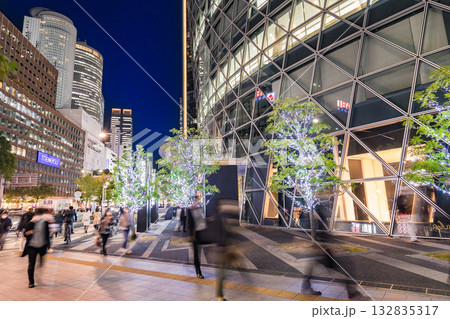 名古屋市中村区　名古屋駅前都市風景　モード学園スパイラルタワーズ前からJRセントラルタワーズを望む　 132835317