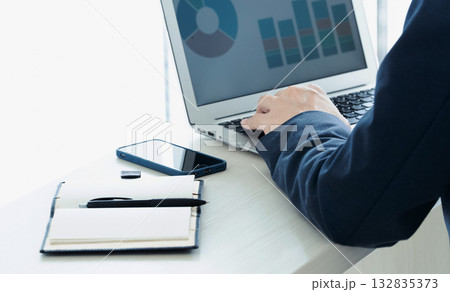 ノートパソコンで仕事をするビジネスマン 132835373