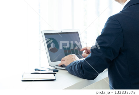 ノートパソコンで仕事をするビジネスマン 132835378