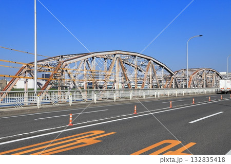 足立区柳原側から見た「堀切橋」 132835418