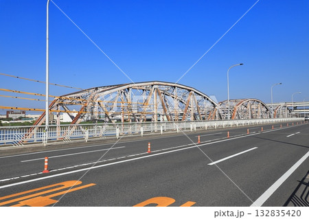 足立区柳原側から見た「堀切橋」 132835420