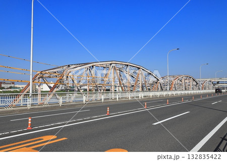 足立区柳原側から見た「堀切橋」 132835422