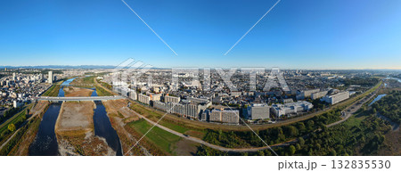 　府中市と多摩市の間を流れる多摩川 132835530