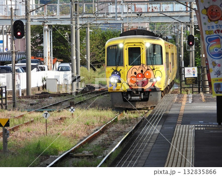 JR土讃線特急アンパンマン号 琴平駅へ入線 JR土讃線特急アンパンマン号 琴平駅へ入線 132835866