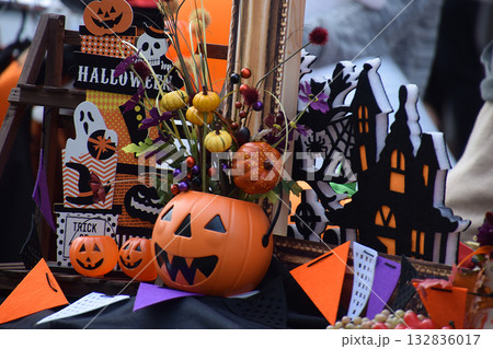 Halloween event / 玄関先に展示されるハロウィーンイベントのディスプレイ・装飾品 132836017